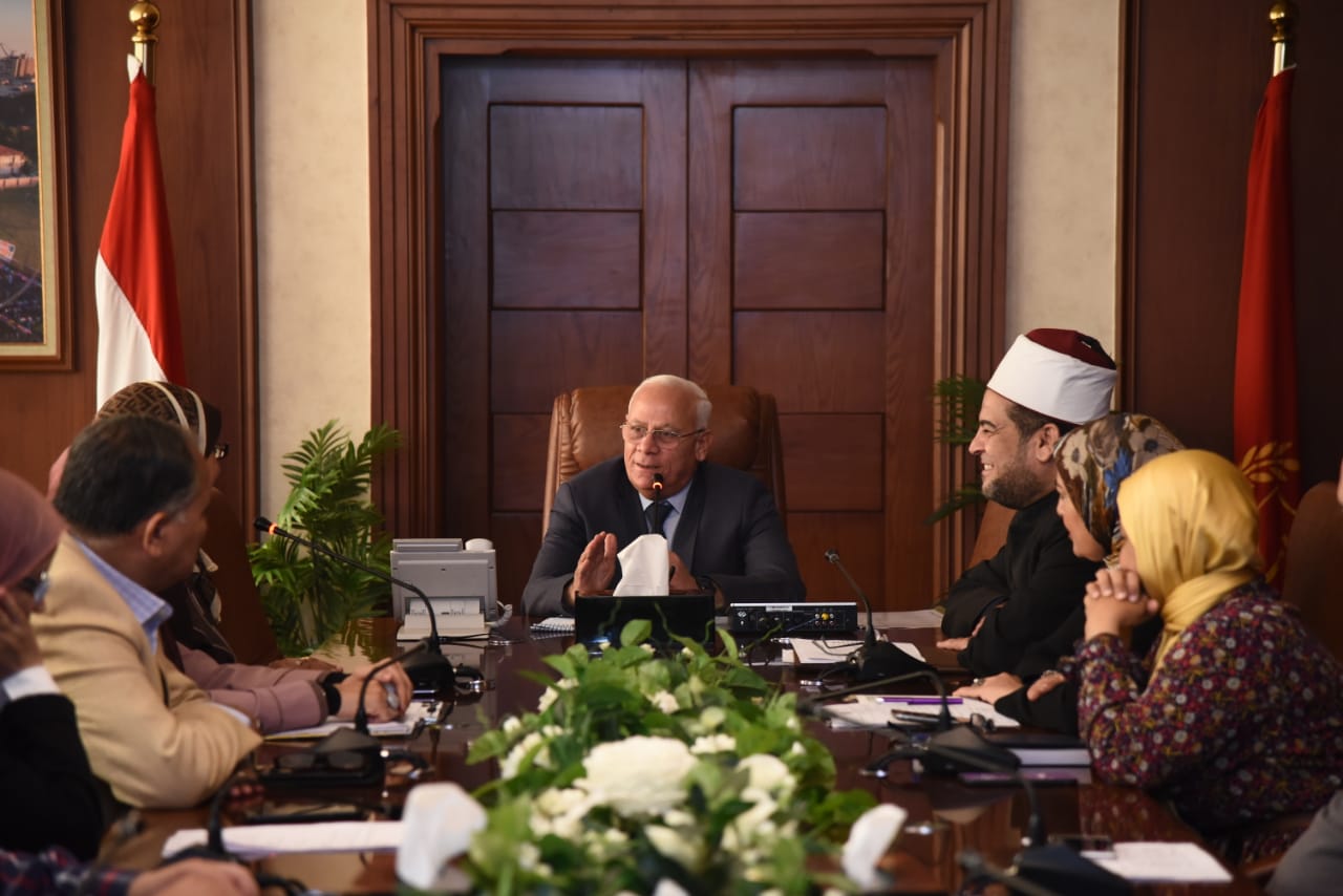 محافظ بورسعيد يعقد اجتماع لمتابعة أعمال المجلس الإقليمى للسكانبالمحافظة   (3)